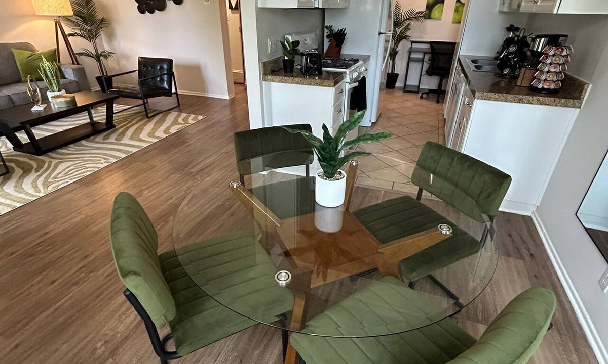 Beverly Hills Apartment | Beverly Hills Vibe 1 BR Apt + Parking, Pool Access