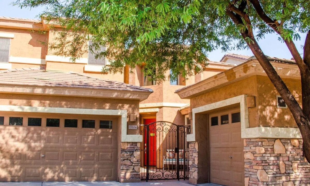 Surprise Farms House | BlueSkySurprise-Large Family home with pool in Surprise