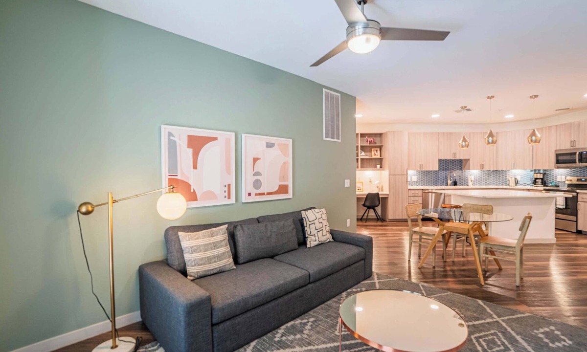 Downtown Phoenix Apartment | Boulevard Stays Modern Roosevelt Row Suite 2BR Pool, Gym 5