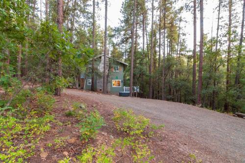 Prescott House | ❄ Brand New Acre Retreat ❄ HotTub ❄ 9m to downtown