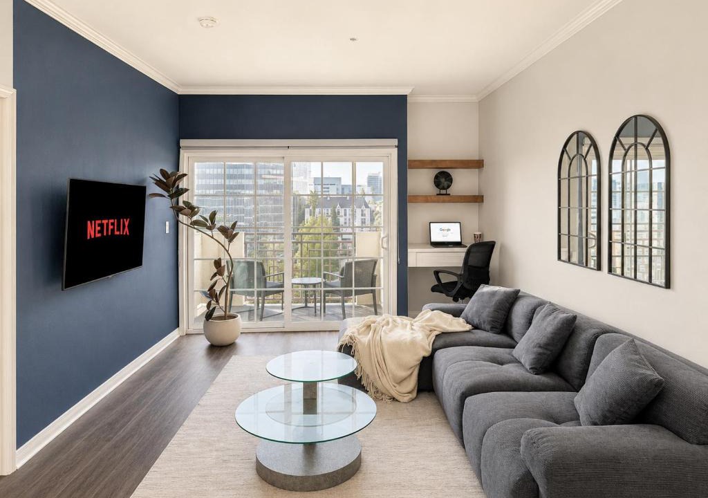Miracle Mile Apartment | Bright & Spacious in Iconic LA Neighborhood Free parking - 10mins to Cedars