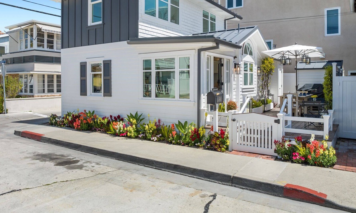 Balboa Island House | Bright upgraded summer home steps from the water!