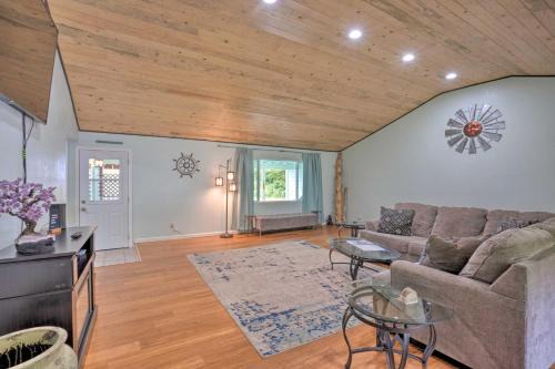 Smith River House | Bungalow w/Wraparound Deck - 8 Mi to Brookings