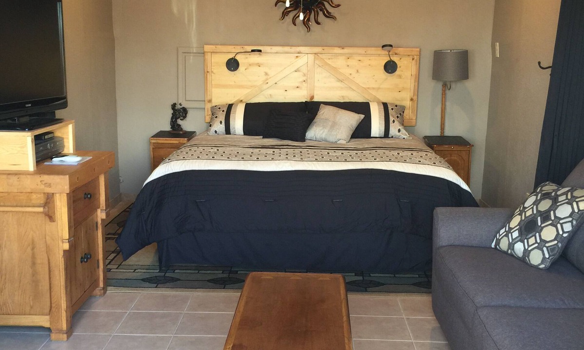 Florence Apartment | Casita in the SW, with lots of character! Cactus of several varieties and birds