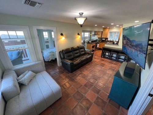 Avalon House | Catalina 3 bedrooms with Hot Tub & Golf Cart