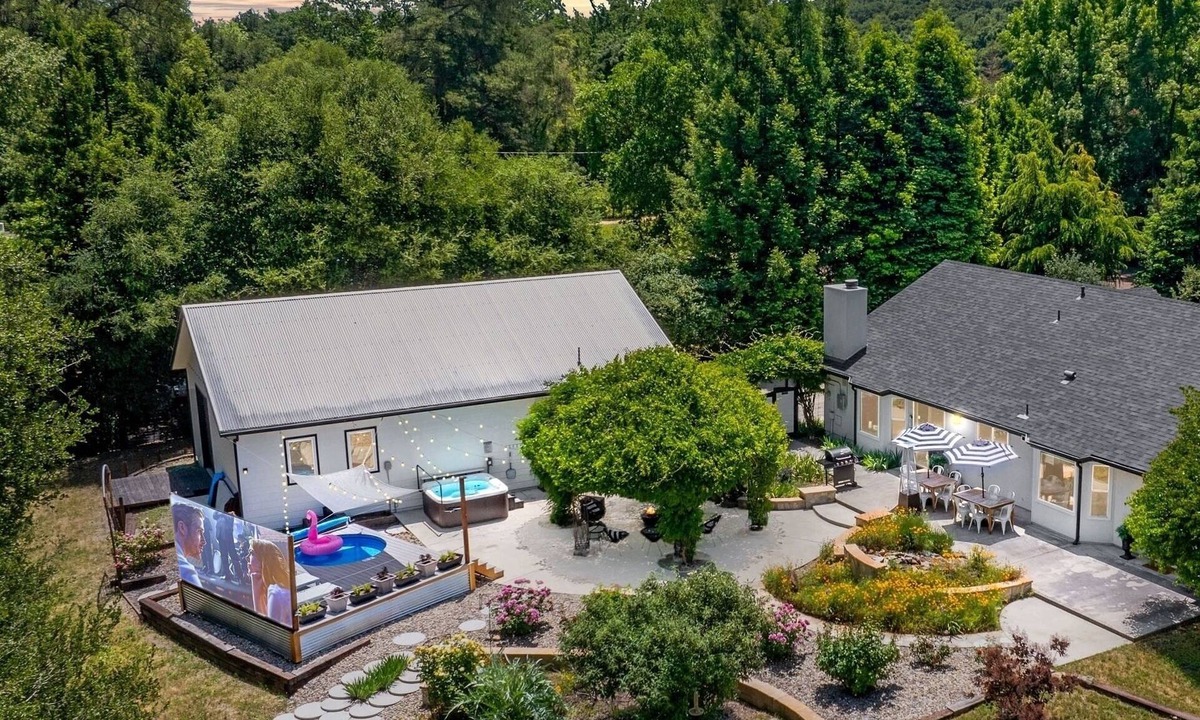 Atascadero House | Château Vigne: Luxe retreat, Hot Tub, plunge pool, Outdoor movies, game room, EV