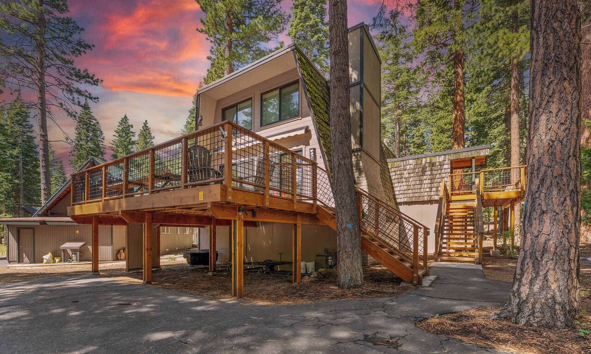 Carnelian Bay Ski Chalet | Chalet with Large Deck, Ping Pong Table, Spacious Bunk Room