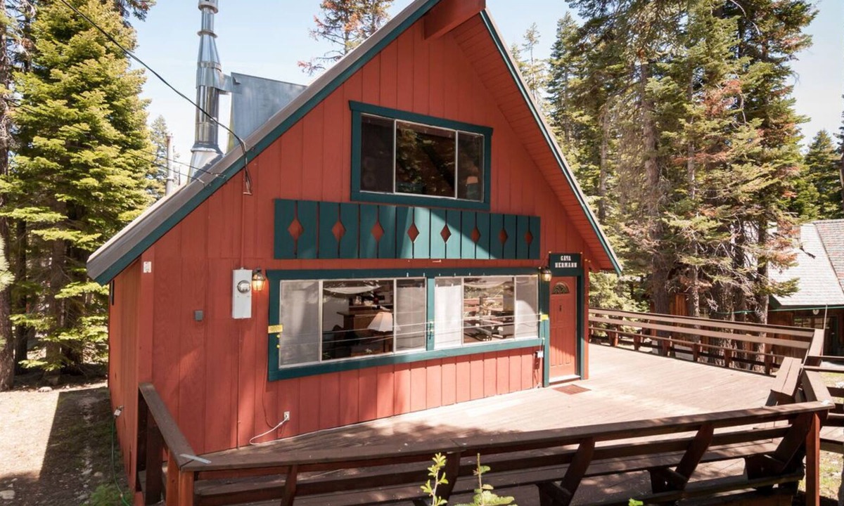 Chamberlands House | Chambers cabin w/ full access to pool, beach tennis, dog OK! Sleeps 11