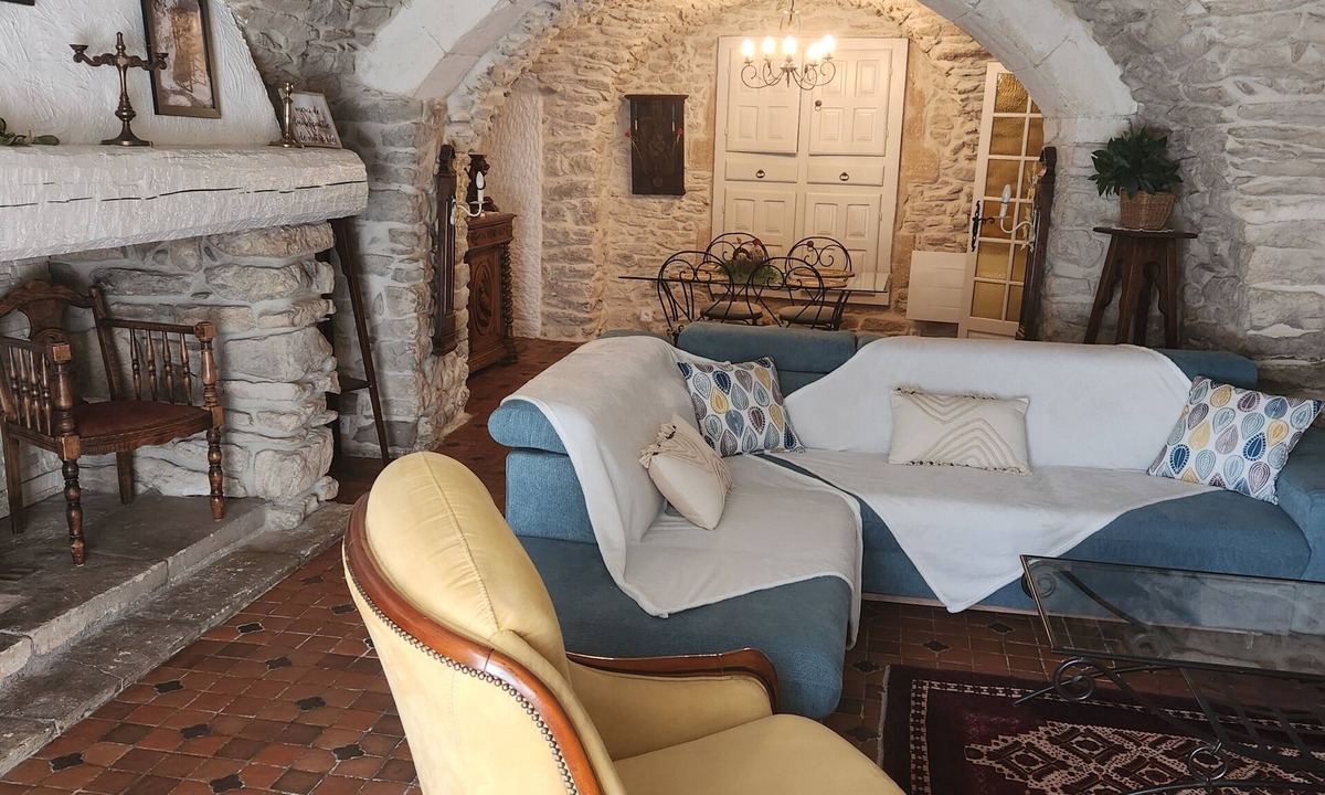 Cabrieres Apartment | CHARACTER VILLAGE HOUSE
