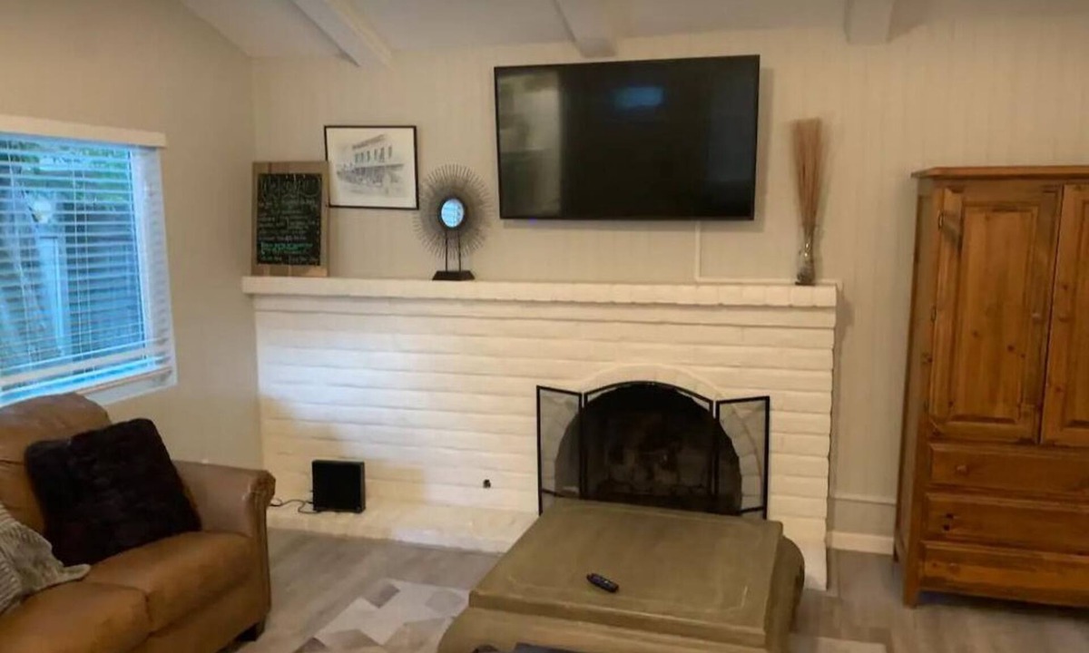 Carmichael House | Charming 2-bedroom house sleeps up to 8 with pull out couch/love seat, back yard