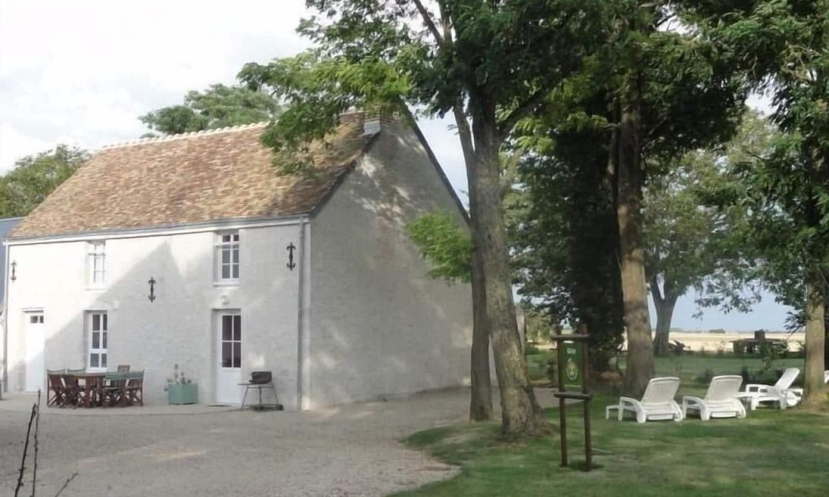 Cravant Cottage | Charming Accessible Cottage with Large Garden near Loire à Vélo Route
