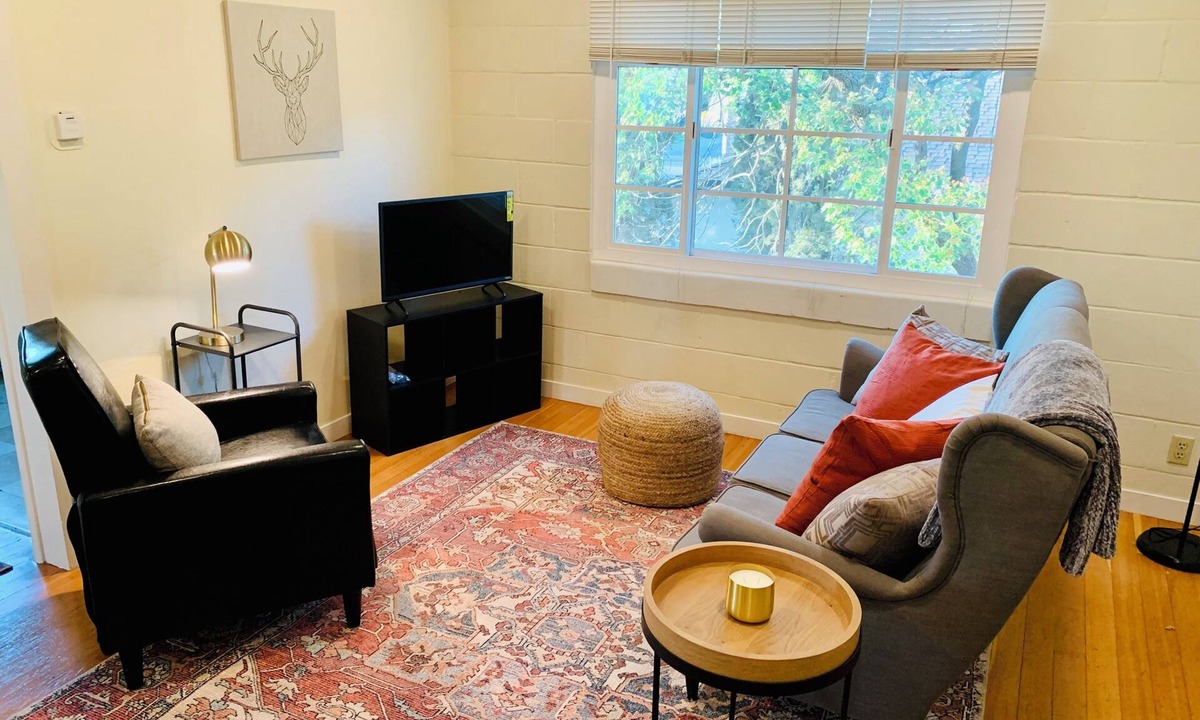 Southeastern Sacramento Apartment | Charming & bright 1-bedroom apartment in peaceful Sacramento with AC/parking