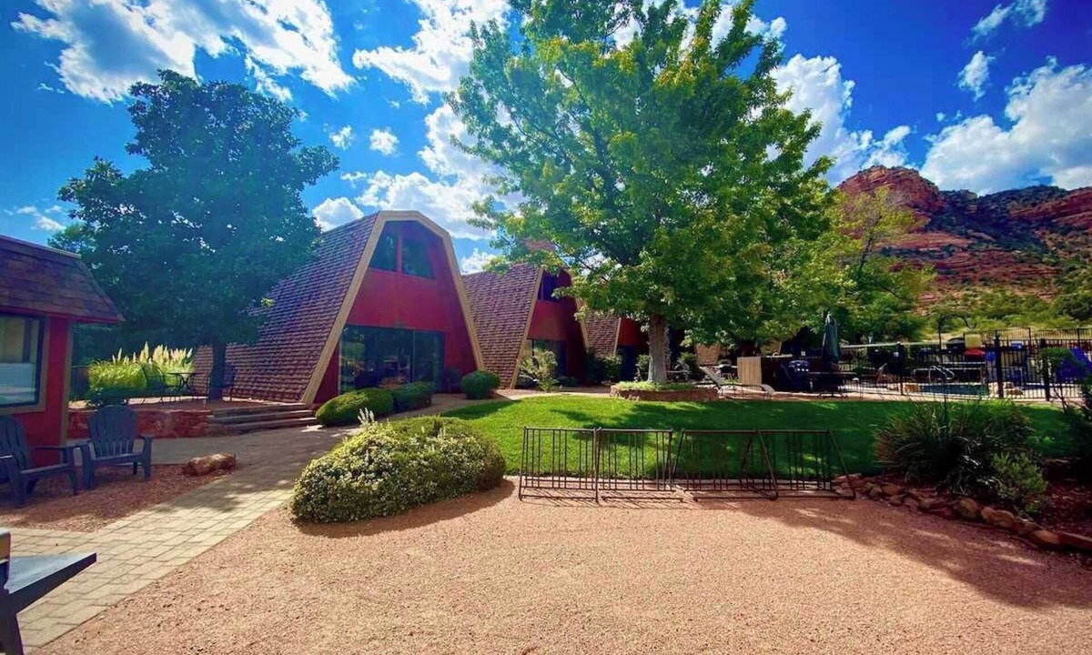 Oak Creek Ski Chalet | Charming Chalet with Kitchen and Scenic Views.