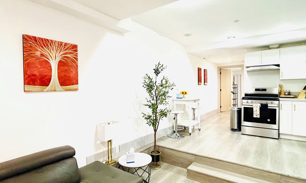 Van Nuys Apartment | Charming Glass-Front One Bedroom Spacious Living Free Parking