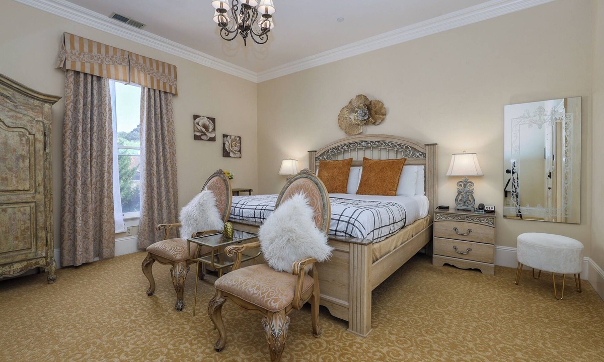 Salinas House | Charming King Suite Historic Mansion Near Monterey