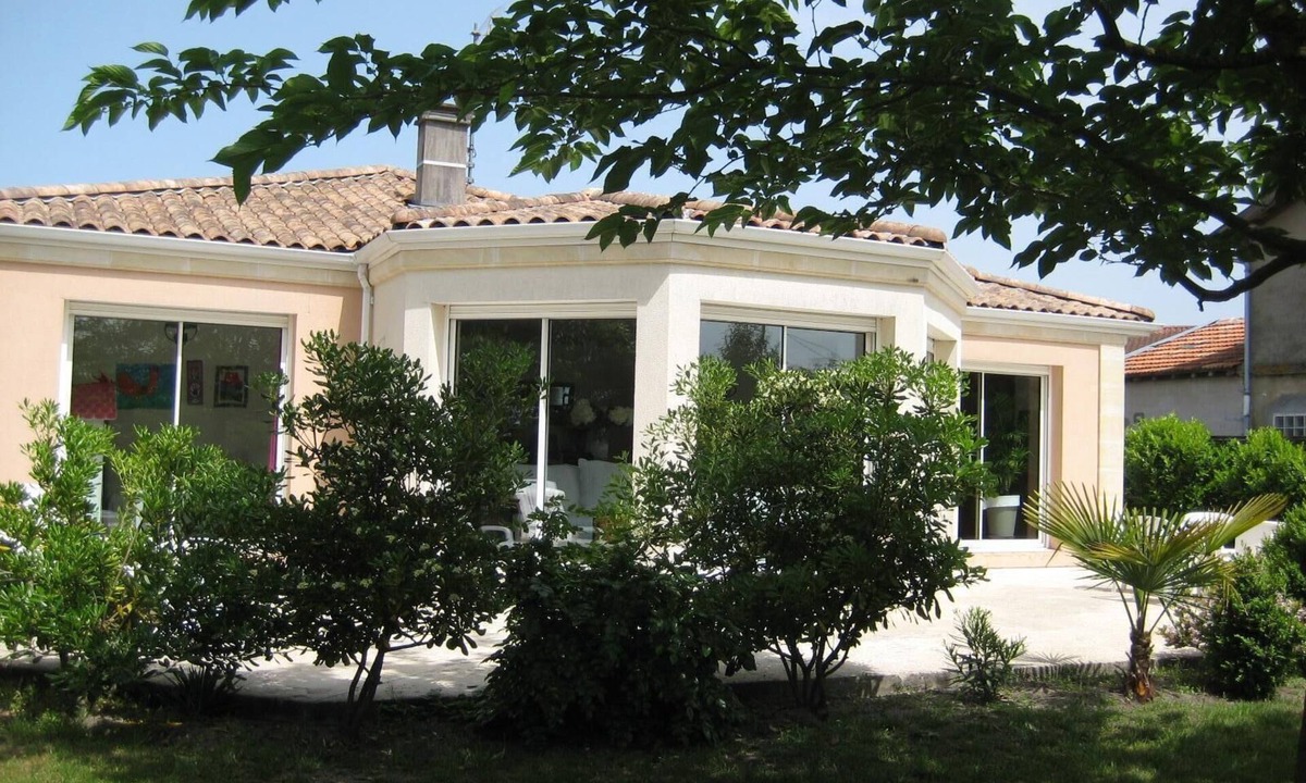 Eysines House | Charming light-filled house on the vineyard, beach and gastronomy route