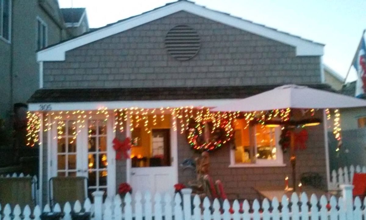 West Newport Cottage | CHARMING NEWPORT BEACH COTTAGE IN THE BACK WITH A BALACONY