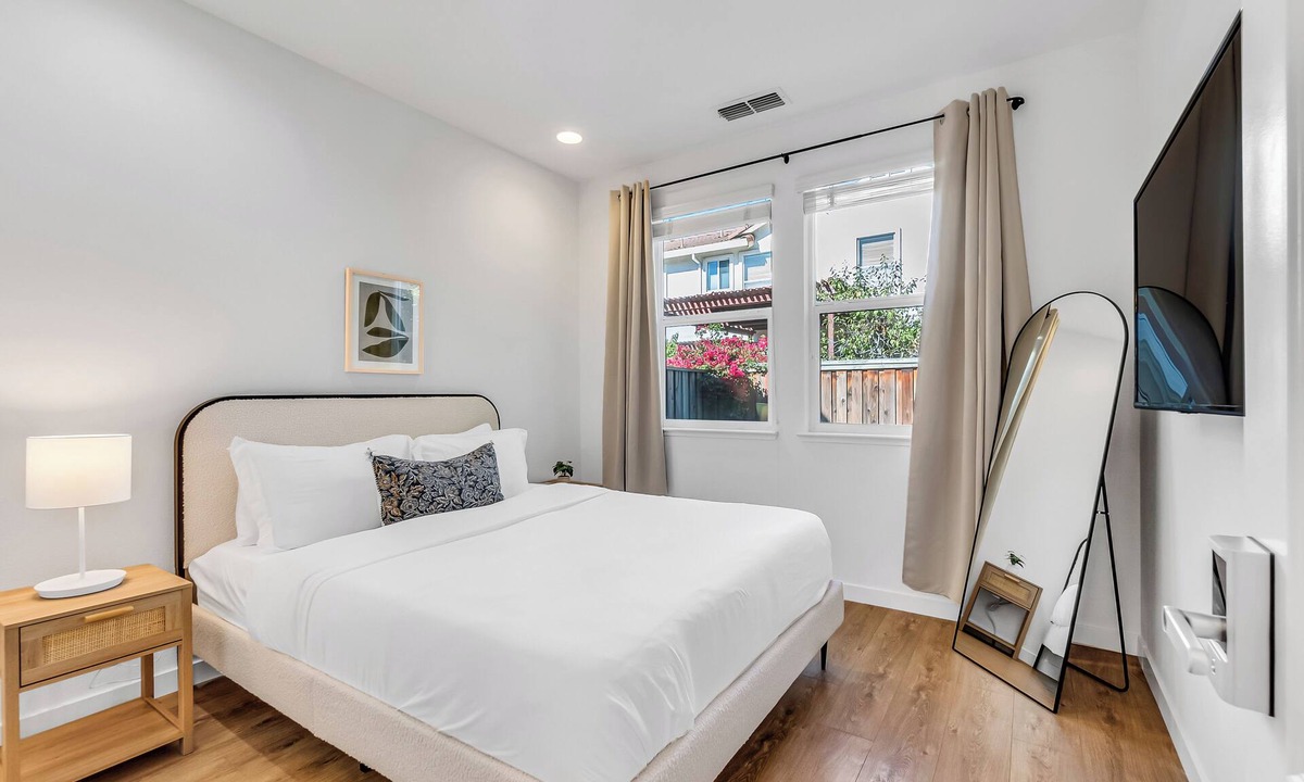 Berryessa House | Charming Private bedroom with Private Bath near Tech Hub & Hospitals in San Jose