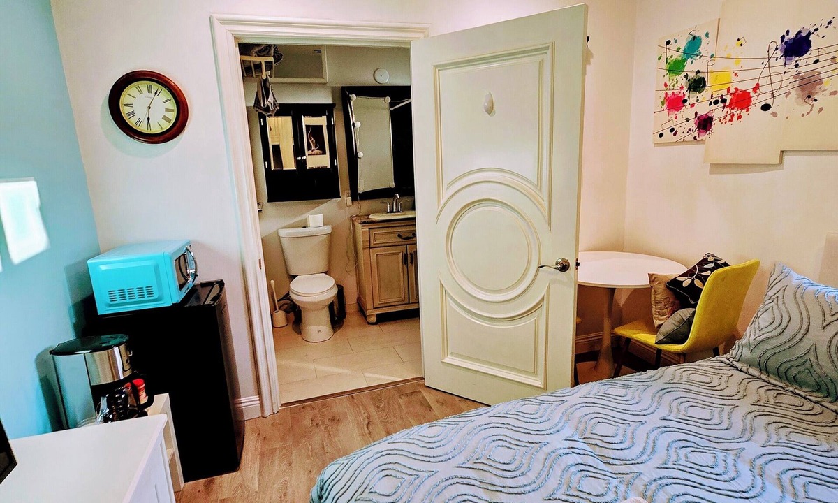 Reseda Apartment | Charming Private Guesthouse with Pool
