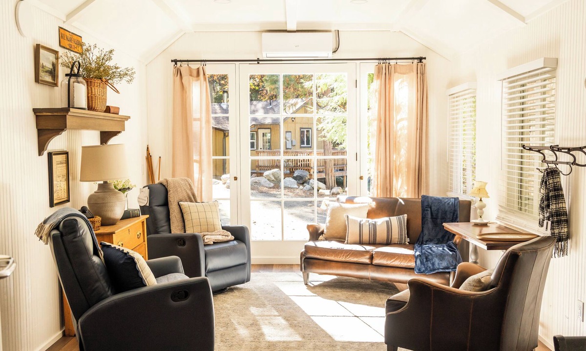 Forest Falls House | Charming, Vintage & Authentic Getaway - Sunroom - Free Parking!
