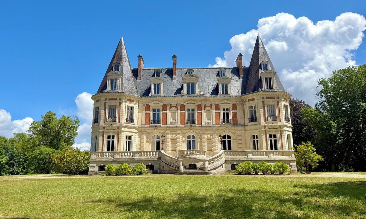 Hommes House | Chateau de La Briche & Private Pool House - Entire Loire Valley Estate