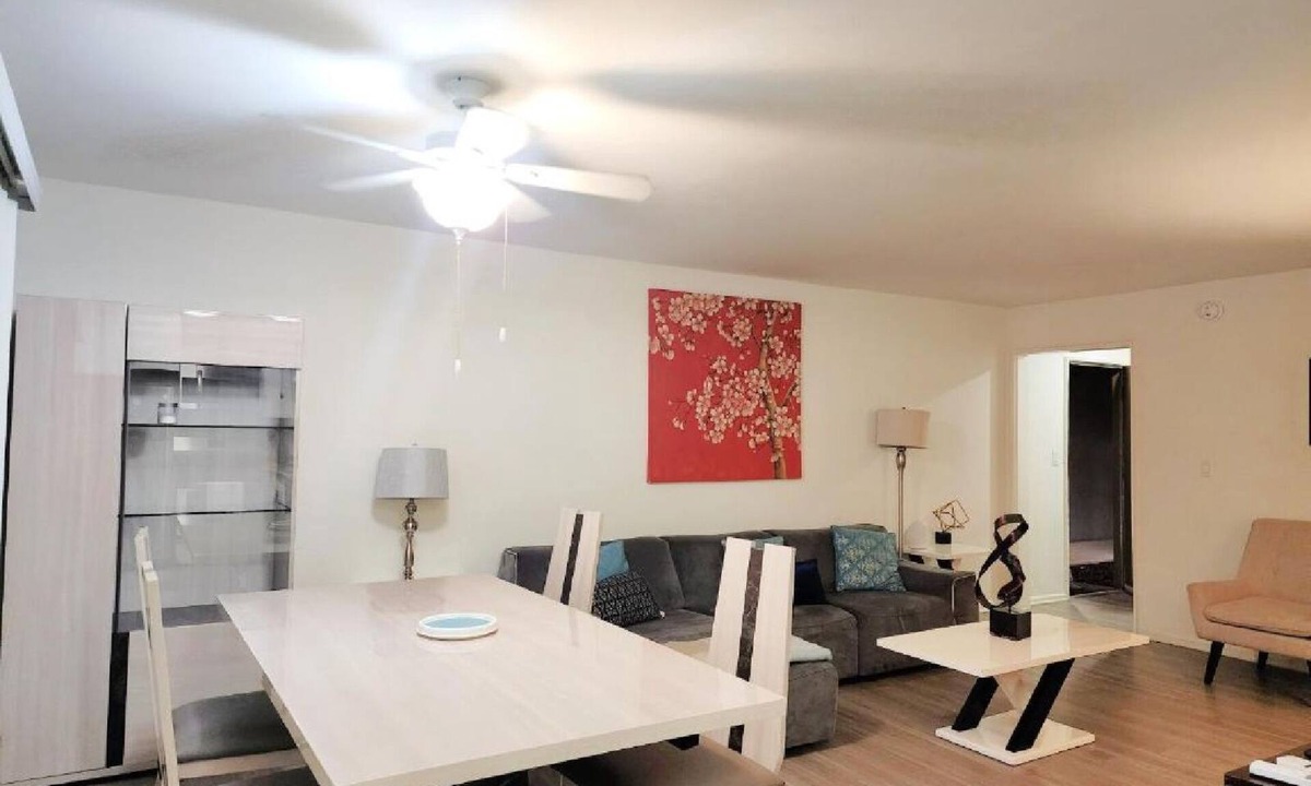 West Los Angeles Apartment | Chic 2-bedroom Residences with WiFi, AC in lovely Los Angeles