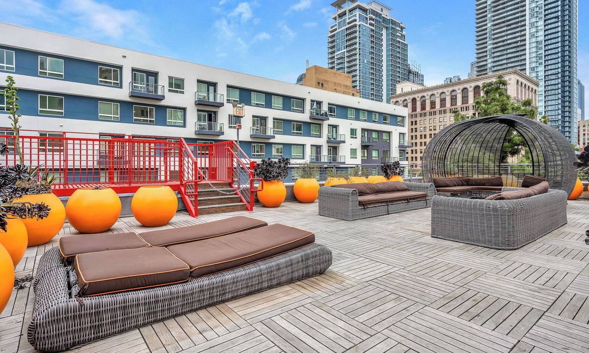 Historic Core Condo | Chic DTLA Condo with Rooftop Views and Sky Lounge