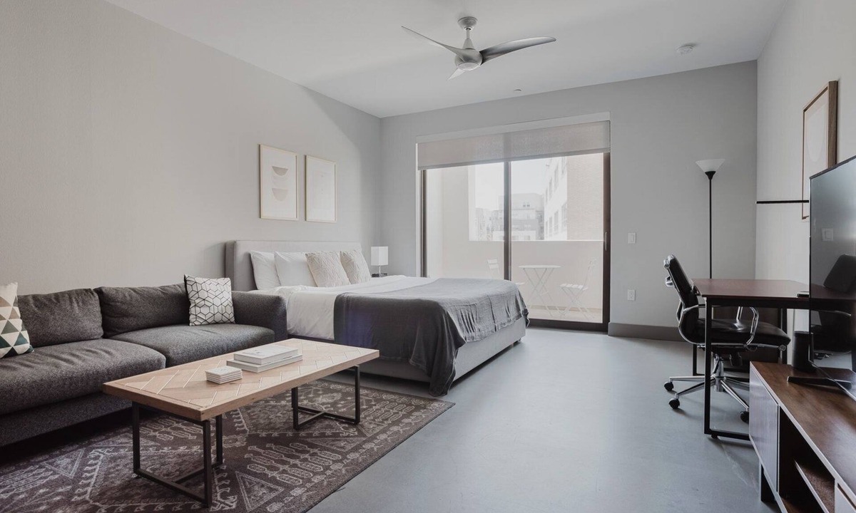 Mid-Wilshire Apartment | Chic Mid-Wilshire Studio w/Pool & Spa, nr Shops & Dining, by Blueground