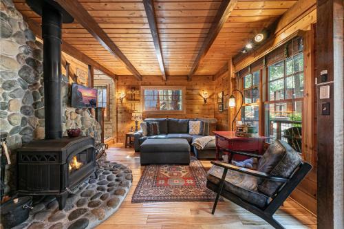 Tahoe Pines House | Classic Cabin in the Pines by Tahoe Getaways - Walk to Lake, Pet-Friendly 3 BR w Yard & Hot Tub!