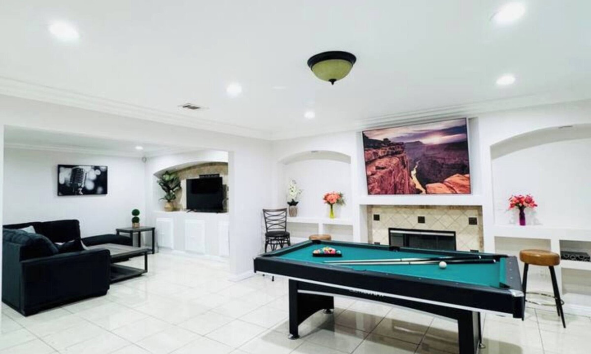 Midway City House | Coastal Getaway near Disneyland/Knott’s Berryfarm