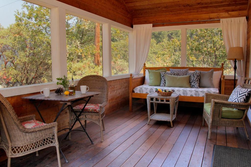 Willow Creek Hotel | Coho Cottages