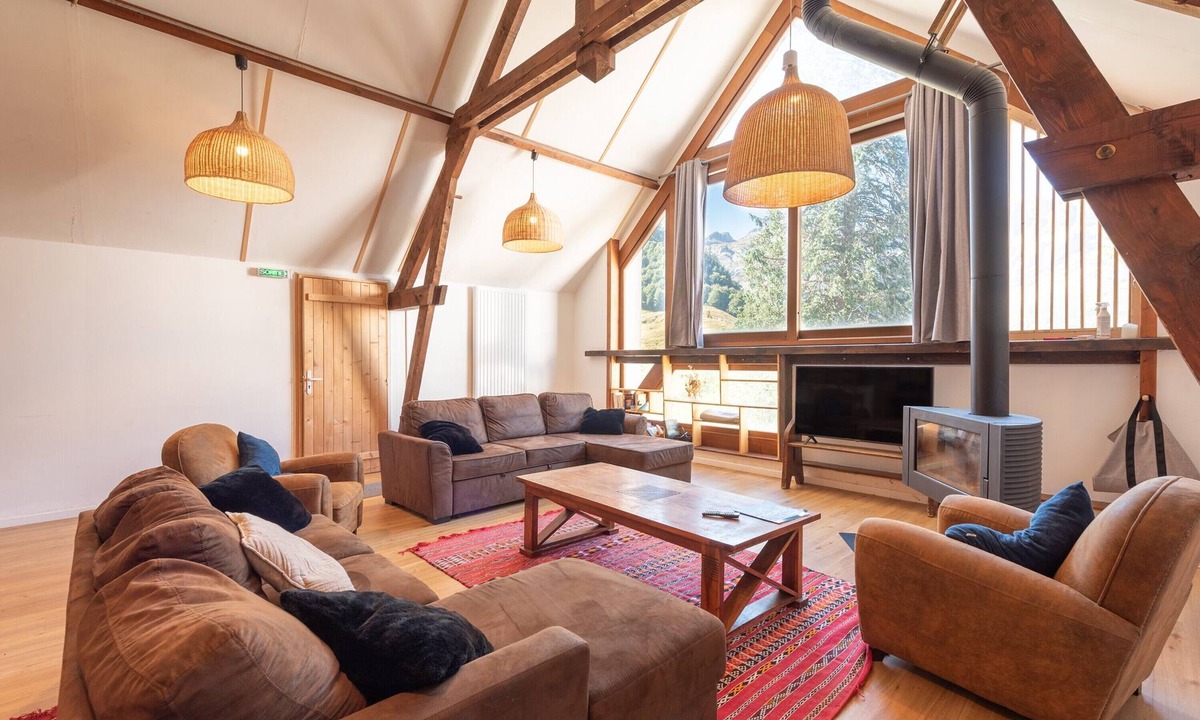 Urdos House | Comfortable Holiday Home for 14 Guests with Wi-Fi, Stunning Mountain Views
