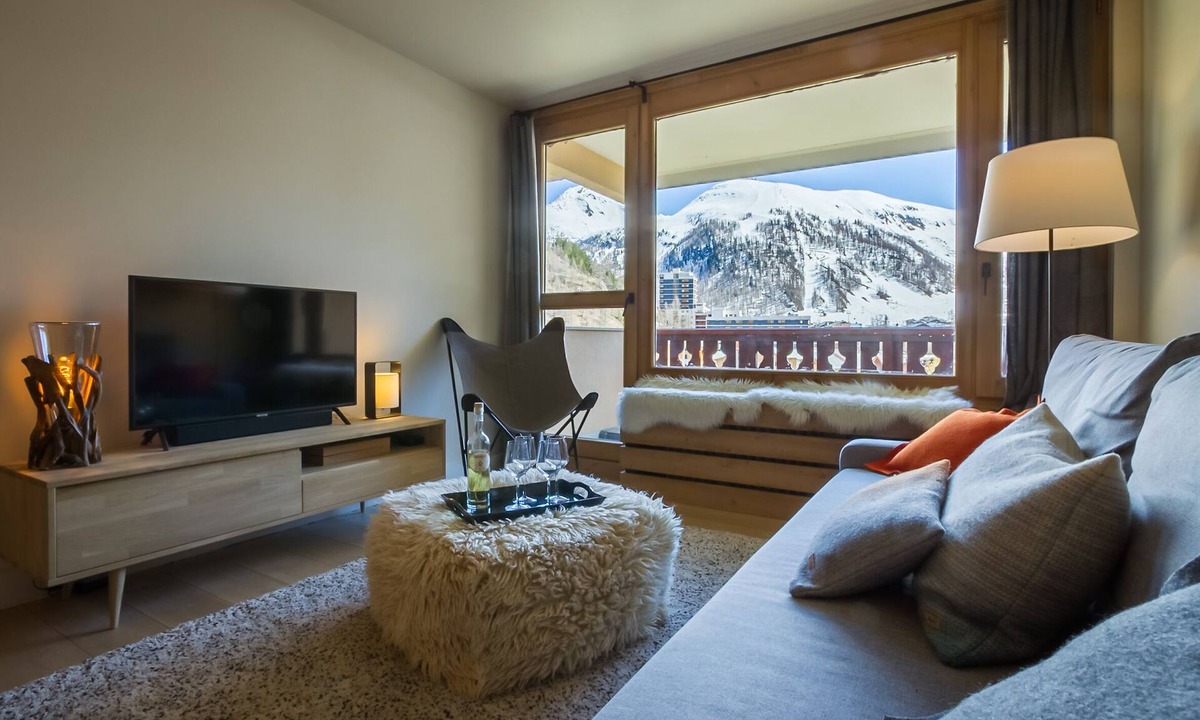 Le Cret Apartment | Comfortable, upscale, quiet and beautiful views! With covered parking