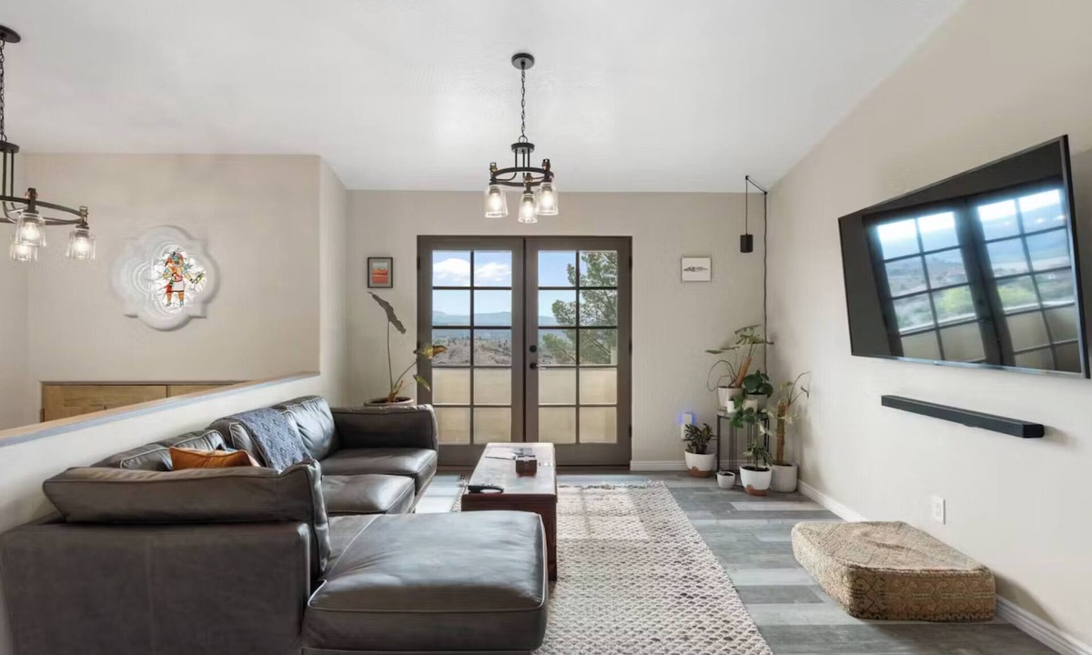Clarkdale House | Contemporary, elevated, open-concept chateau with 4-bedrooms - Sedona Views