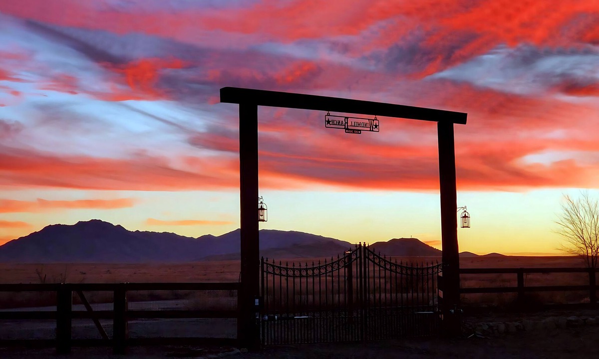 Chino Valley House | Cool Mountain Ranch · Sleeps 8 · Near Gunsite, Windmill House & Prescott