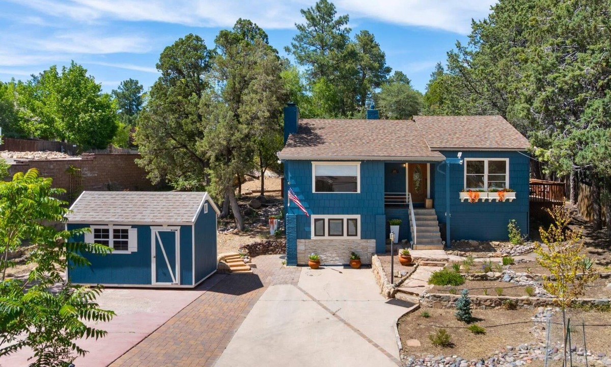 Prescott Cottage | Cottage on Park Ave! 1 mile to Whiskey Row. Entire house + Casita. Dog friendly