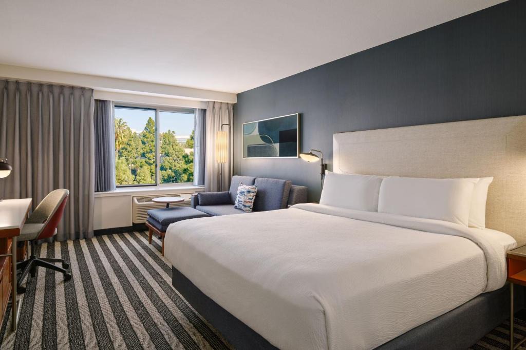 Fox Hills Hotel | Courtyard Culver City Los Angeles