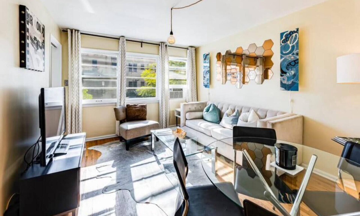 Melrose Apartment | Cozy 1-Bedroom Retreat LA