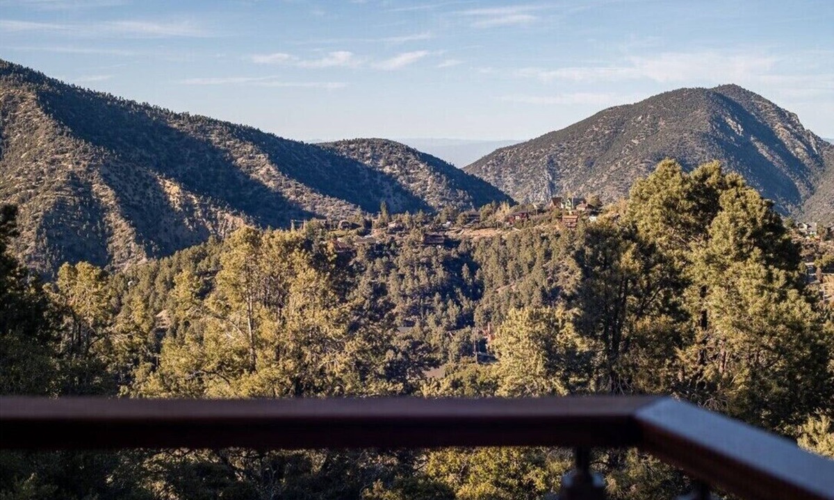 Pine Mountain Club Cabin | Cozy 2 Bedroom Cabin In Pine Mountain Club With Breathtaking View!
