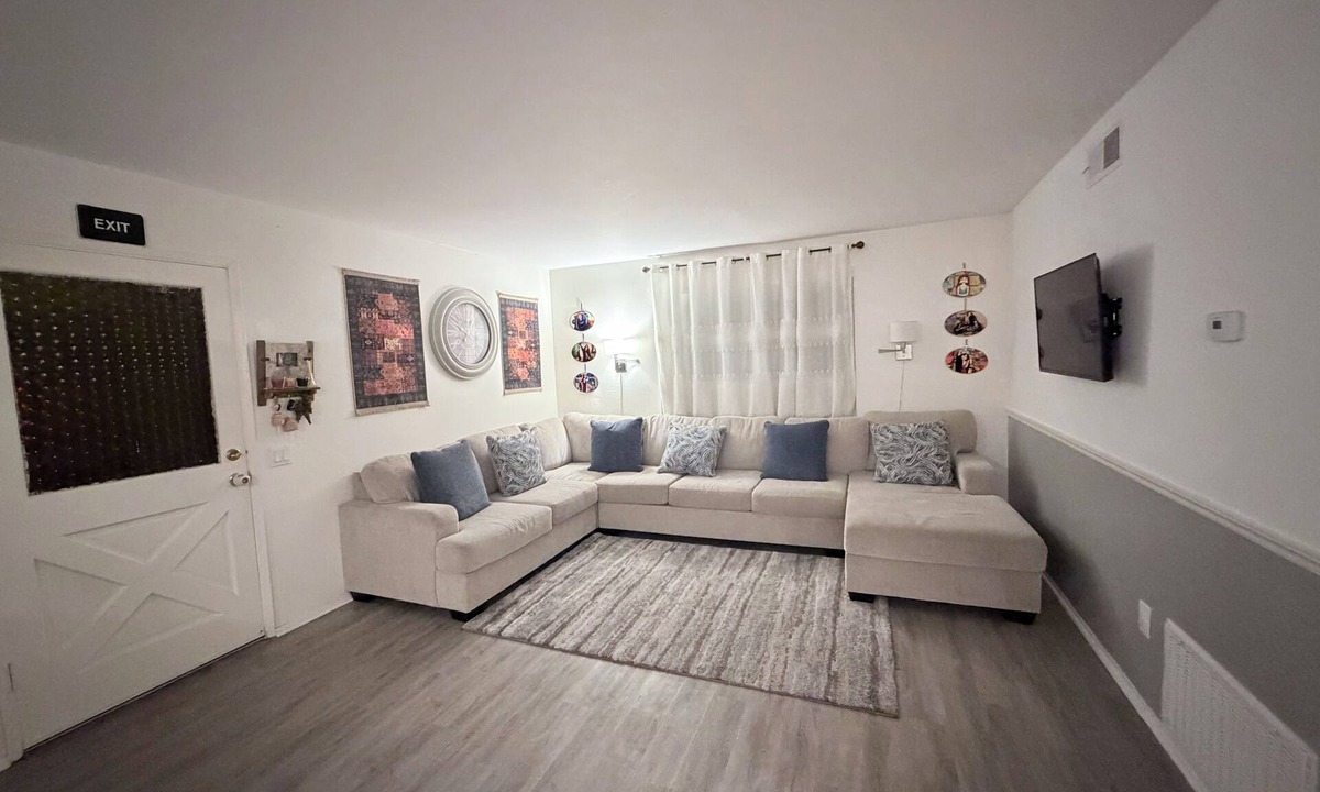 Santee House | Cozy 2-bedroom house in tranquil Santee with AC. Very spacious, peaceful area.