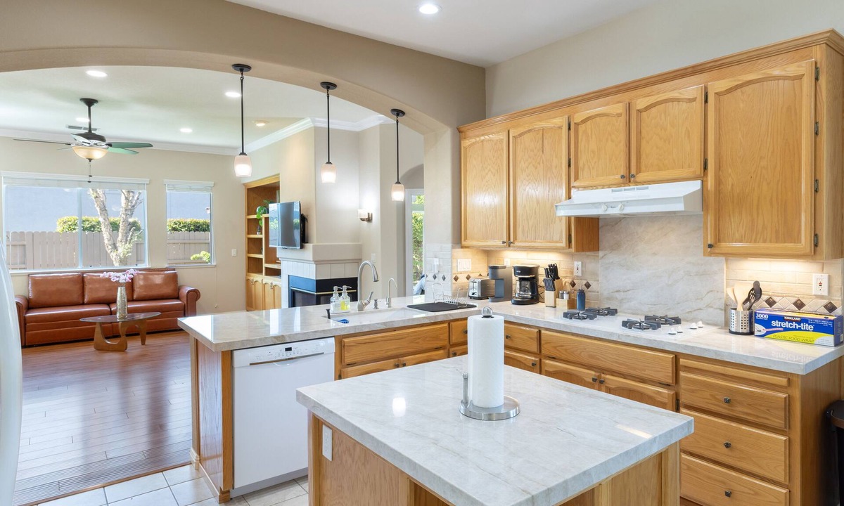 Folsom House | Cozy 3BR House: Family & Pet Friendly, Lovely Backyard, Fast WiFi, Free Parking