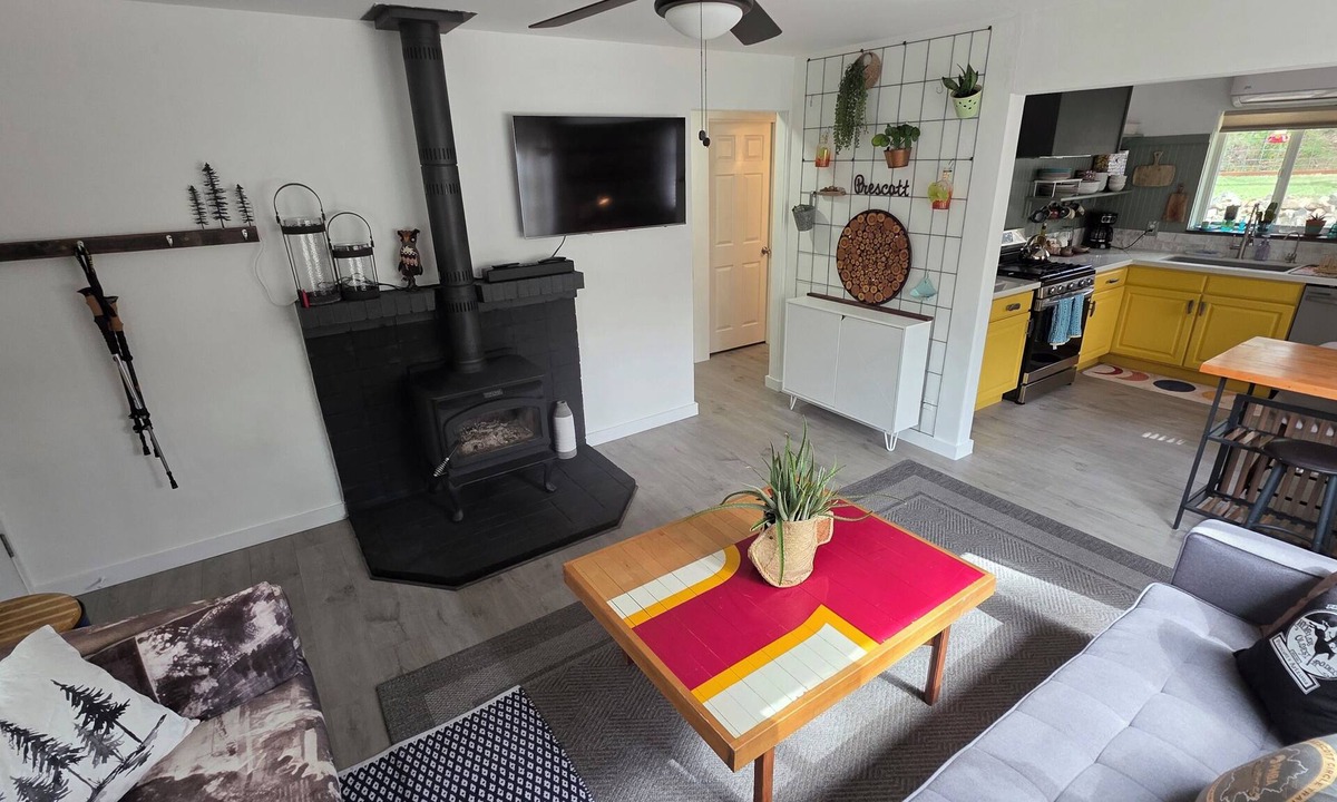 Oak Knoll Village Cabin | Cozy and quiet 2-bedroom cabin amongst towering pines in Prescott.