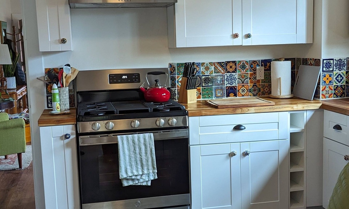 Woodland Cottage | Cozy artsy home near downtown for family's and pets