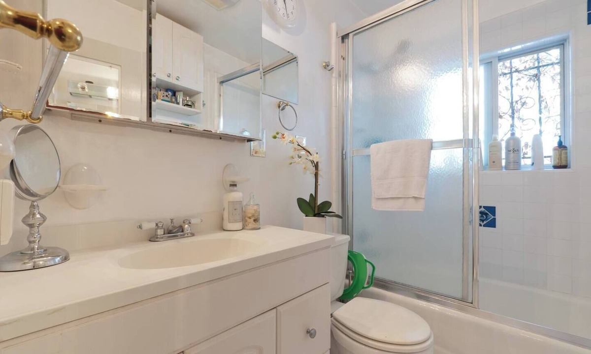 Venice House | Cozy bungalow in charming Venice with WiFi, AC, heating, washer and dryer.