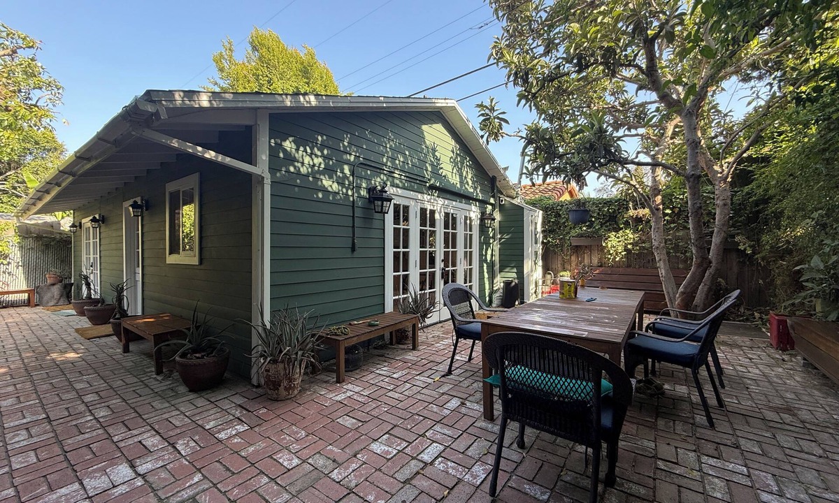 West Hollywood House | Cozy bungalow w/lush outdoor garden w/heat & AC - very walkable