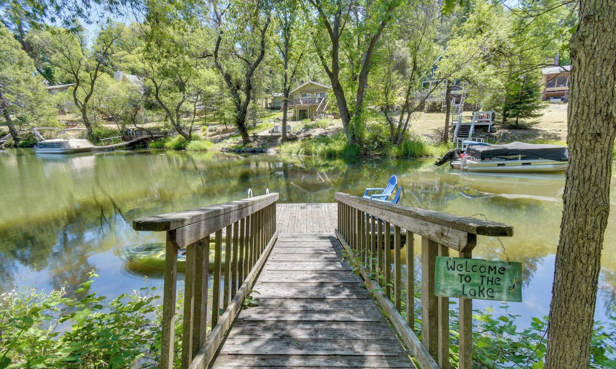 Groveland Cabin | Cozy Cabin on the Cove, Large Deck & Private Dock
