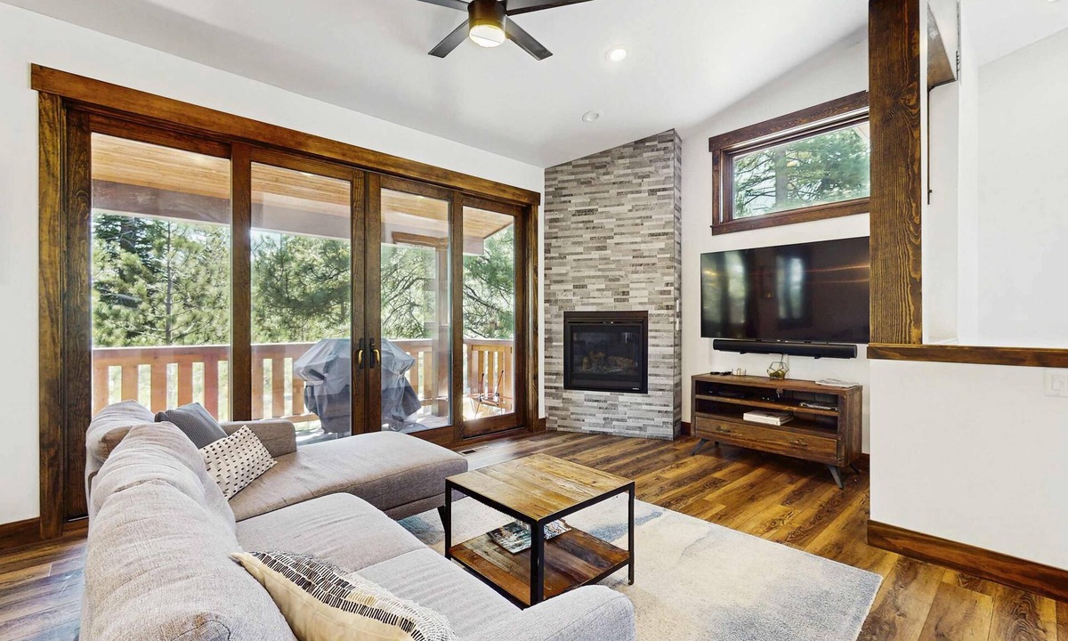 Truckee Condo | Cozy & contemporary townhome with two decks - close to town & outdoor fun