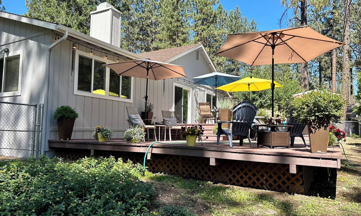 Plumas Eureka House | Cozy Evergreen Cabin, walking distance from Plumas Pines golf course