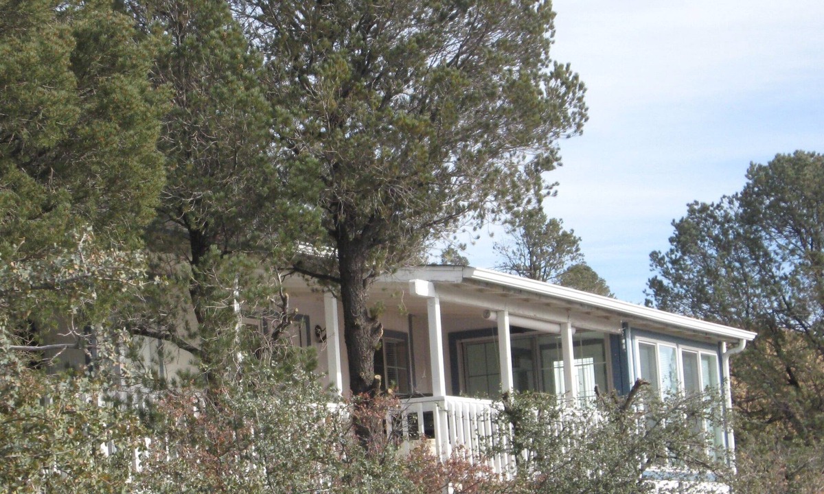 Prescott House | Cozy home tucked in high on Canyon Wall with spectacular views