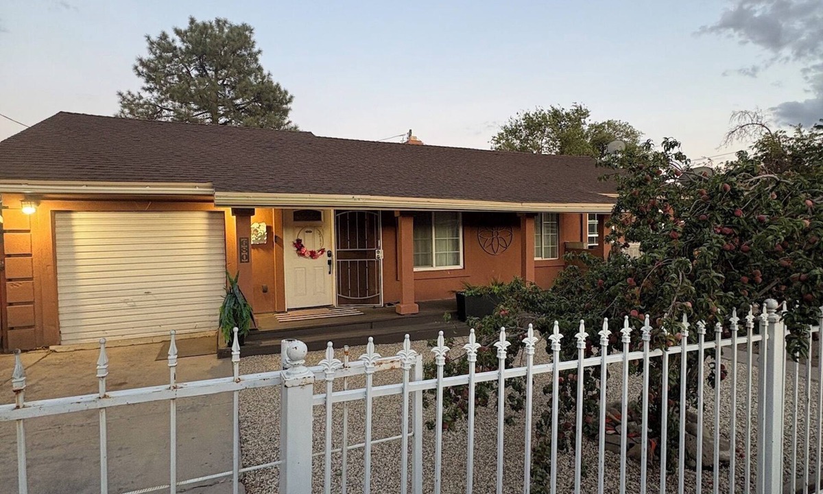 Reno House | Cozy Modern Home- Sleeps 10- Dog Friendly